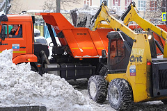 Городские службы ведут работы по уборке снега в круглосуточном режиме